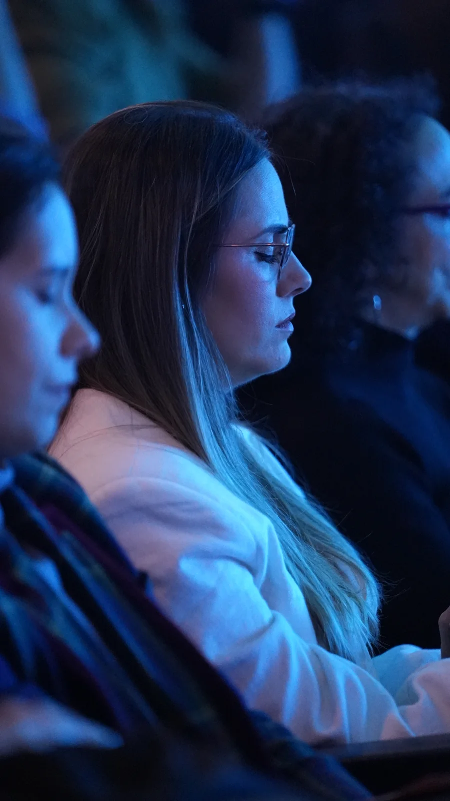 Asistentes muy atentos durante una conferencia